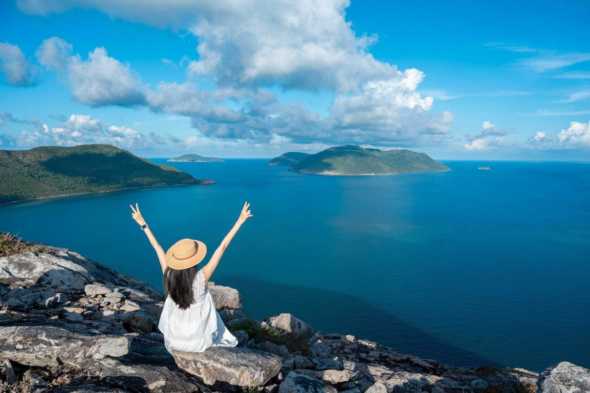 Với vị trí đắc địa, ngọn núi trở thành địa điểm check-in hấp dẫn, mang đến một góc nhìn hoàn toàn khác về Côn Đảo không chỉ có biển trời mênh mông mà còn cả núi rừng hùng vĩ. Ảnh condao