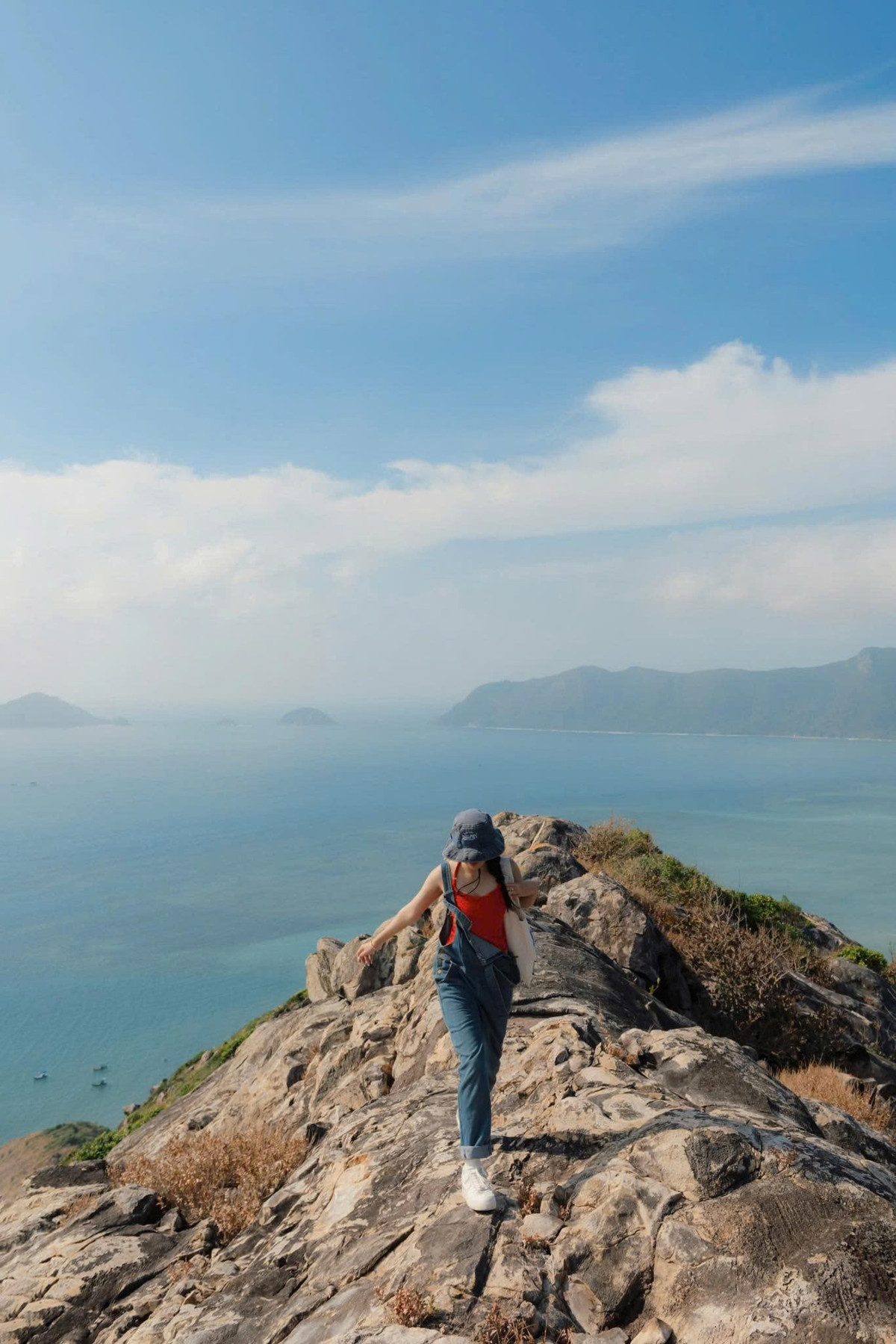 Theo kinh nghiệm của nhiều tín đồ xê dịch, thời điểm lý tưởng để trekking là sáng sớm. Nếu xuất phát lúc 5 giờ, du khách sẽ kịp lên đến đỉnh khoảng 5 giờ 30 để ngắm bình minh khoảnh khắc đẹp nhất trong ngày ở núi Lò Vôi. Ảnh Nhi Ng.