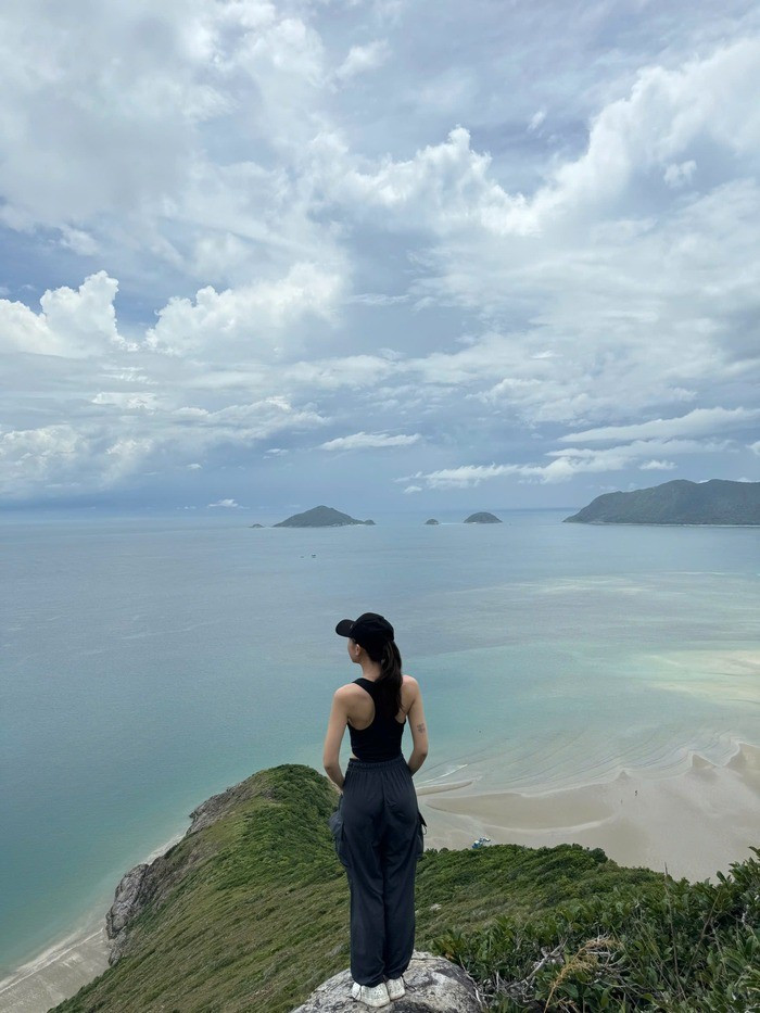 Từ trung tâm thị trấn, du khách di chuyển theo đường Cỏ Ống khoảng 3–4 km, quan sát bên phải sẽ thấy lối nhỏ dẫn vào bãi giữ xe. Từ đây, cung đường xi măng được xây dựng phục vụ công tác bảo tồn rừng cũng chính là đường trekking lên núi.