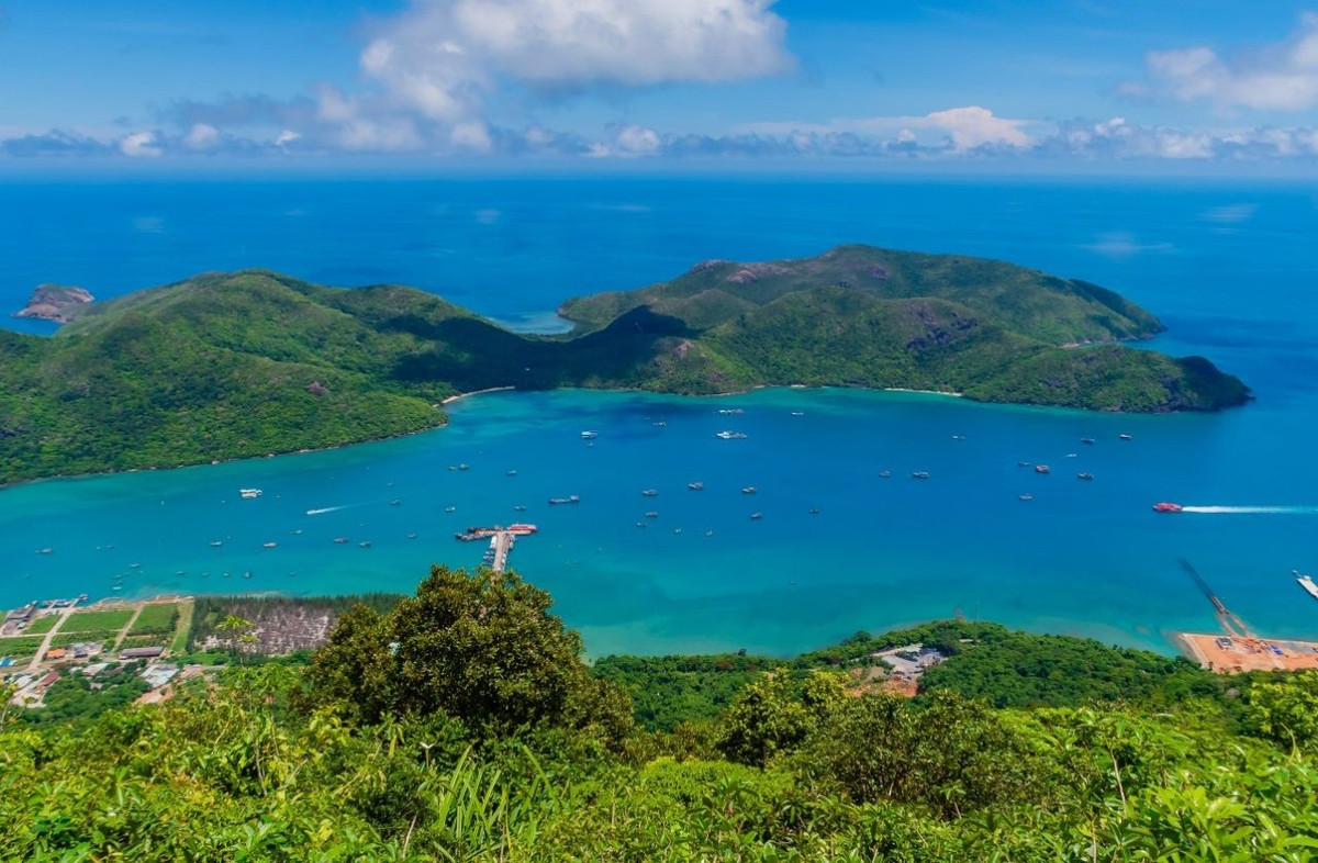 Chặng đường kéo dài 25–45 phút tùy thể lực, ban đầu thoai thoải dưới bóng cây, sau đó dốc dần. Càng lên cao, cảnh quan càng mở ra, khiến du khách thêm hứng khởi.