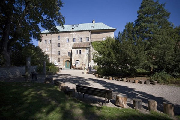 Dân gian đồn đại rằng, cái hố sâu đó là cửa ngõ dẫn tới địa ngục.