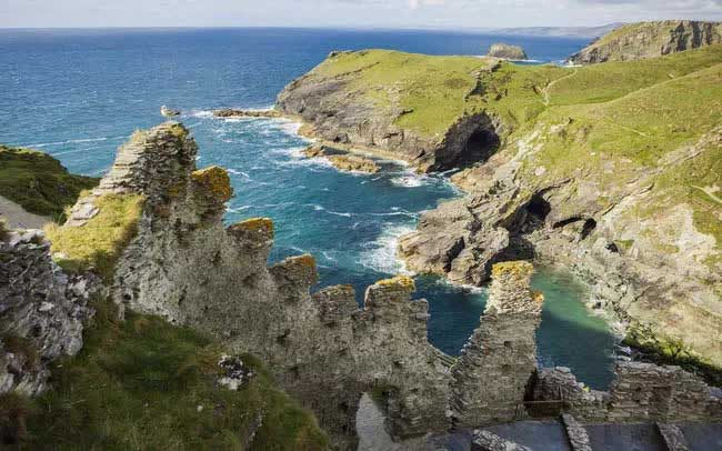 Lâu đài Tintagel của vua Arthur có nguy cơ đổ xuống biển do biến đổi khí hậu