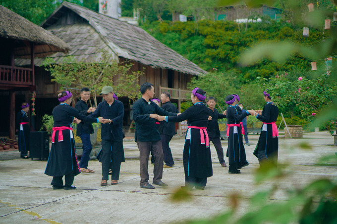 Buổi biểu diễn văn nghệ ở chợ quê. Ảnh: Sun Group