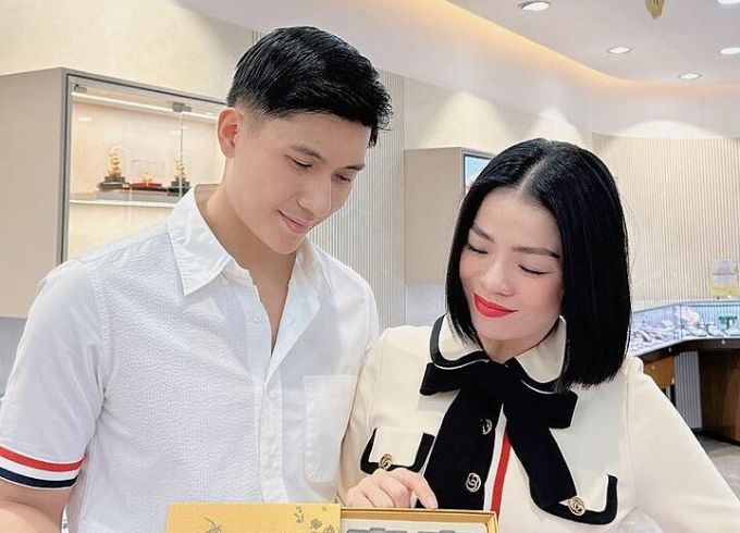 Lệ Quyên và Lâm Bảo Châu chuẩn bị đón Tết.