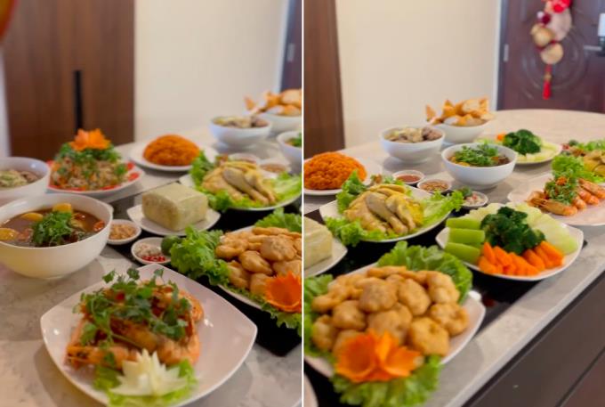 Mâm cúng hơn chục món ở căn hộ ngoài Hà Nội của nhà Lệ Quyên.
