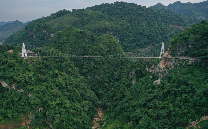 Cầu Bạch Long ở Mộc Châu được Guinness công nhận là Cầu kính đi bộ dài nhất thế giới hồi tháng 5. Ảnh: Ngọc Thành