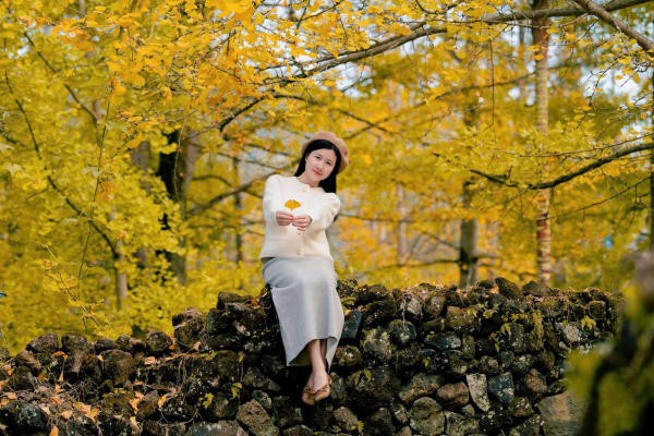 Ngoài ra, du khách còn có thể mua hạt ngân hạnh sấy khô, nấm rừng, cùng nhiều sản phẩm thủ công nhỏ gọn để làm quà. Những món quà này không chỉ mang dấu ấn đặc trưng của làng mà còn thể hiện sự tinh tế, mộc mạc trong lối sống của người dân Vân Nam. Ảnh Sgodmc