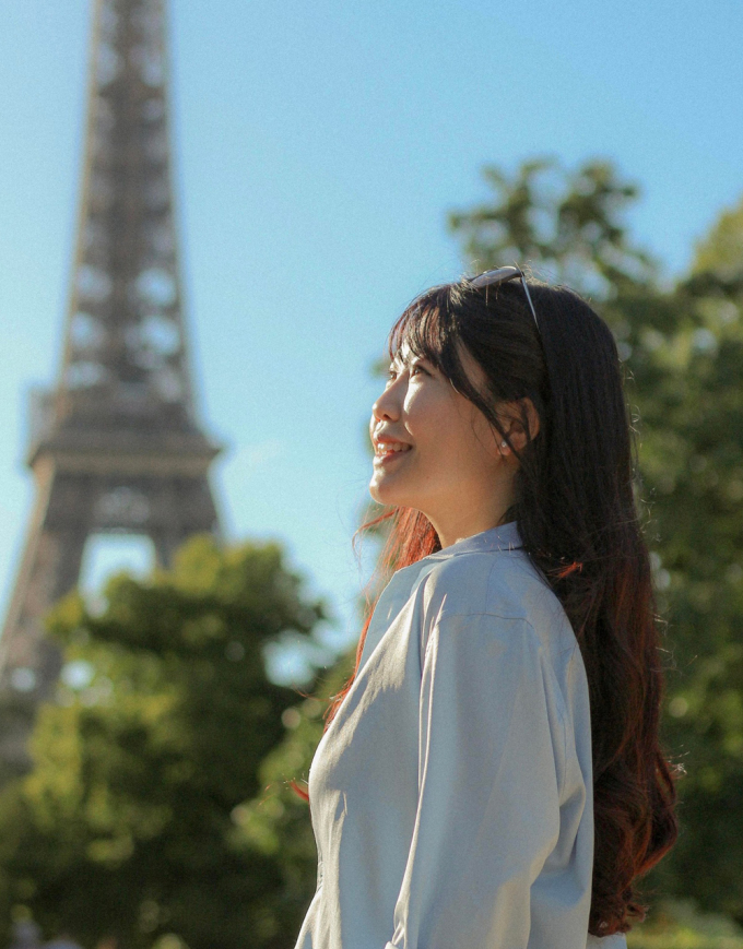 Loan hiện đã lập gia đình và có niềm đam mê bất tận với du lịch, khám phá văn hóa của các quốc gia trên thế giới. Trên ảnh, Loan chụp tại Paris. Ảnh: NVCC