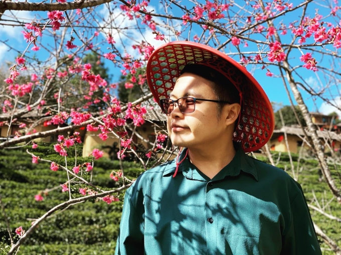 Du khách chụp ảnh với hoa đào cách đây vài hôm. Lúc này, thời tiết thuận lợi, nắng ấm và không quá lạnh dù là vùng núi cao. Ảnh: Instagram satik_paikapae