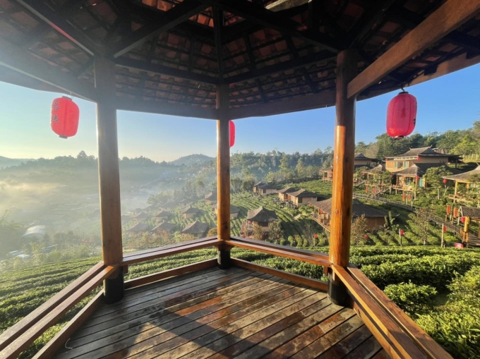 Leo lên chòi nghỉ chân trên cao, du khách ngắm toàn cảnh resort và núi rừng xung quanh. Ảnh: Leewinerukthai