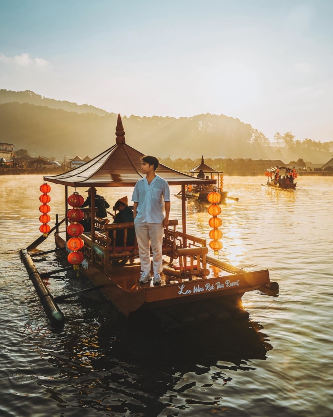 Đặc biệt, chèo thuyền trên hồ được nhiều du khách ưa chuộng, nhất là lúc tinh mơ. Từ tháng 10 đến tháng 2 năm sau, màn sương mỏng quanh hồ ảo diệu. Đây cũng là một trong những điểm săn mây đẹp ở Thái Lan vào cuối năm. Để tới Mae Hong Son, du khách phải di chuyển khá xa theo đường núi, qua nhiều khúc cua ngoặt. Bù lại, thiên nhiên nơi này không làm bạn thất vọng. Ảnh: Instagram nnoncyn