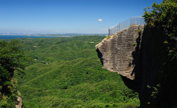 Điểm ngắm địa ngục (Hell Peek Point)Nếu là người yêu thích cảm giác mạnh khi đi du lịch, hãy ghé thăm đỉnh Nokogiri, nơi có Hell Peek Point nổi tiếng. Điểm đến này cung cấp cho du khách hai trải nghiệm thú vị cùng lúc: nhìn ra chân trời và cúi nhìn địa ngục.Trên thực tế, Hell Peek Point là một đài quan sát, nằm trên mỏm đá nhô ra từ đỉnh núi và có tầm nhìn tuyệt đẹp ra vịnh Tokyo, biển Thái Bình Dương cũng như những khu rừng xanh mát và vùng nông thôn đồi núi của bán đảo Boso.Cách đến: nơi đây cách Tokyo 90 phút đi tàu hoặc xe buýt. Có nhiều tuyến tàu tốc hành chạy từ ga Tokyo đến Hama-Kanaya. Ngoài ra, du khách có thể đi xe buýt từ ga Shinjuku và Tokyo đến thành phố Kisarazu gần đó, rồi bắt đầu hành trình đến núi Nokogiri.