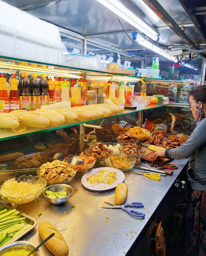 Xe bánh mì ở ngã tư Ngô Mây - Nguyễn Lữ. Ảnh: Nguyên Chi