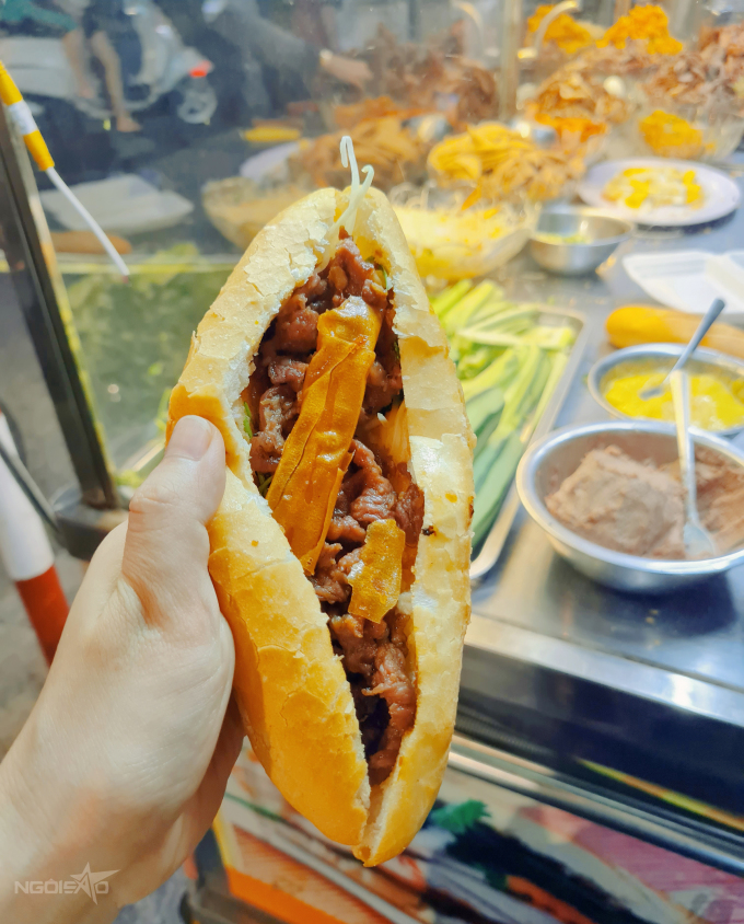 Bánh mì thịt bò xào ăn kèm ram. Ảnh: Nguyên Chi