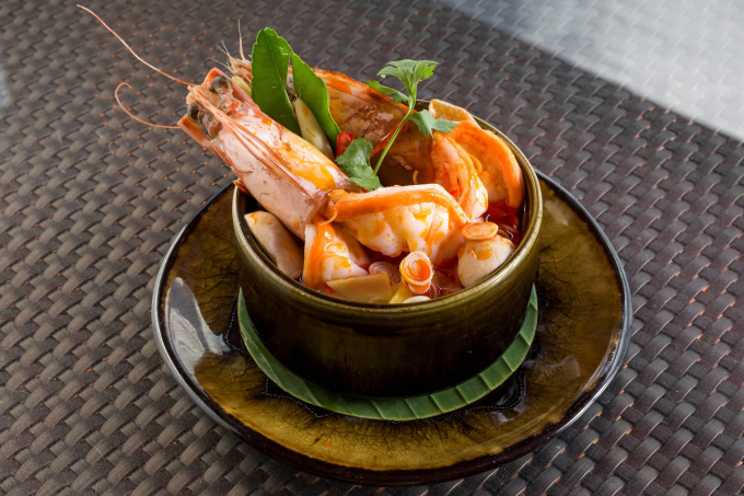 Bữa tiệc kiểu Thái không thể thiếu món canh tom yum quốc dân. Đây cũng là món khoái khẩu của cả Ngọc Trinh và Diệu Nhi. Trong tiếng Thái, tom yum nghĩa là hỗn hợp được đun sôi. Món ăn có ở vị chua cay đặc biệt, thêm nhiều nguyên liệu gia vị như sả, lá chanh, riềng, nước cốt chanh, nước mắm, ớt đỏ, cùng các loại hải sản như tôm.