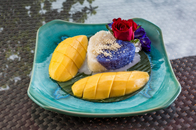 Hai nghệ sĩ kết thúc bữa tối bằng món xôi xoài. Phần xôi nếp được tạo hình trái tim, một nửa màu trắng, một nửa màu tím do làm từ lá cẩm. Xoài tươi, vị chua nhẹ, rưới thêm nước cốt dừa ngọt béo.