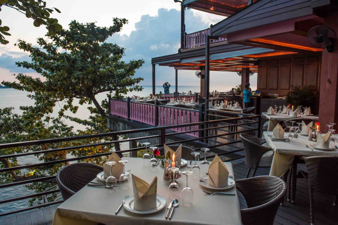 Lọt top 25 nhà hàng nhất định phải ghé khi đến Phuket, Baan Rim Pa có lối trang trí giản dị với gỗ tếch và vải lụa địa phương. Nhà hàng có quầy bar phục vụ cocktail, đàn piano cho nghệ sĩ biểu diễn. Hầm rượu ở đây cũng được đánh giá cao, từng đoạt một số giải thưởng.