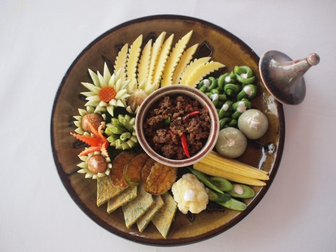 Nhà hàng phục vụ thực đơn mang phong cách ẩm thực hoàng gia Thái Lan với tất cả các món truyền thống, không kết hợp phong cách châu Âu như nhiều nơi khác. Ngọc Trinh và Diệu Nhi khai vị bằng các món rau củ luộc như súp lơ, ngô bao tử, đậu bắp, nấm, đậu chấm xốt Thái.