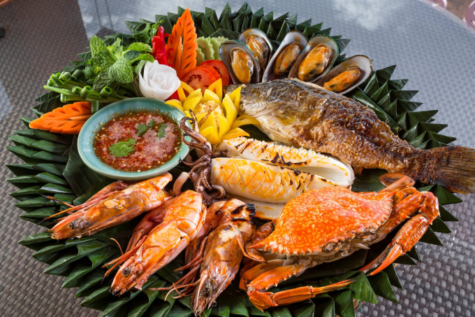 Hải sản nướng chấm tương ớt kiểu Thái luôn là món ăn được thực khách yêu thích khi đến Phuket. Ghẹ, tôm, mực, cá, vẹm... được nướng nguyên thủy, không ẩm ướp thêm gia vị nào để giữ được vị ngọt thơm, chấm với xốt cay tê đặc trưng.