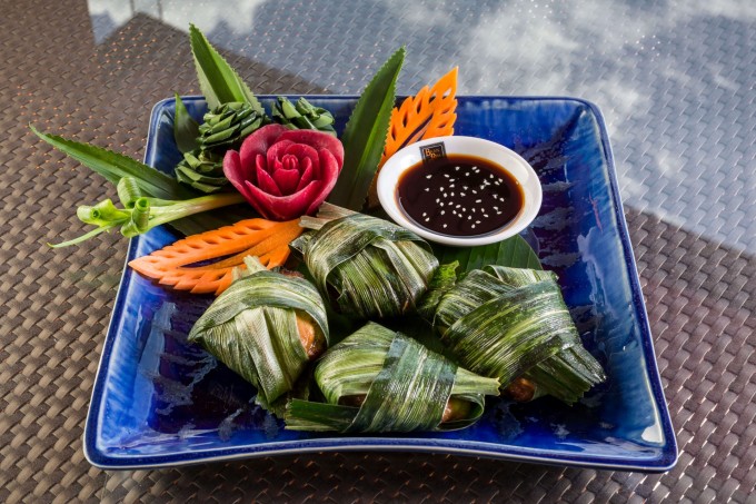 Một món ăn khác cũng thường xuyên xuất hiện ở các nhà hàng Thái Lan là gà cuộn lá nếp, tiếng Thái gọi là Gai Haw Bai Toey.