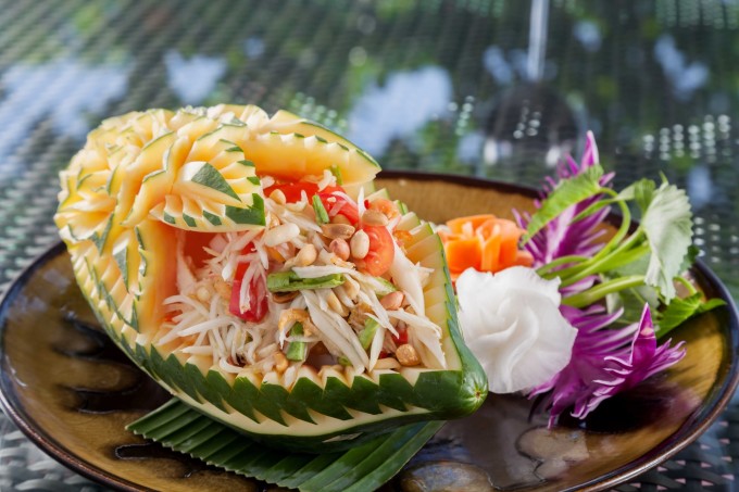 Ngọc Trinh rất ghiền các món Thái, trong đó có món som tam - gỏi đu đủ chua cay. Cùng với tom yum, som tam là hai đại diện nổi tiếng nhất của ẩm thực Thái Lan. Món ăn gồm đu đủ xanh bào sợi, đậu que, lạc, tôm, cà chua, mắm Thái. Món này có đầy đủ các vị cơ bản của ẩm thực Thái Lan: vị chua của chanh, vị cay của ớt, vị mặn của nước mắm và vị ngọt của đường thốt nốt. Som tam được trộn bằng cách giã trong cối, vì thế nên mới có tên là som tam có nghĩa là món giã (trong cối) có vị chua.