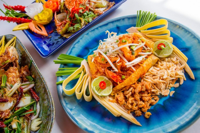 Món chính không thể thiếu là pad Thái - món mì xào kiểu Thái. Thành phần của món ăn gồm có: mì gạo hay hủ tiếu xào với trứng và đậu phụ, thêm một chút ớt đỏ, bột me, nước mắm và đường thốt nốt. Đĩa pad được trộn cùng lạc rang giã nhỏ, tôm tươi hoặc khô, tỏi hoặc hẹ tây. Khi ăn, vắt thêm một chút chanh để tạo vị chua.