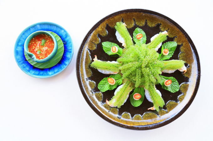 Món salad tôm tươi ăn kèm rong nho, rưới thêm mắm ớt kiểu Thái.