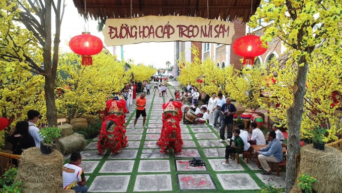 Phố đi bộ bao gồm đường hoa Cáp treo Núi Sam là điểm nhấn. Ảnh: Cáp treo Núi Sam