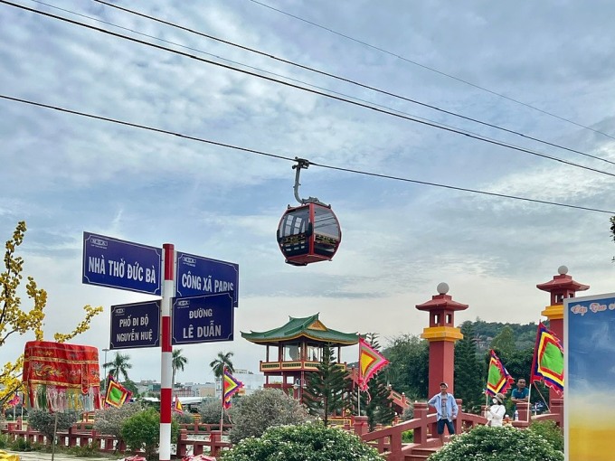 Cáp treo cùng các biển chỉ đường nội thành TP HCM được tái hiện trong Khu du lịch Cáp treo Núi Sam. Ảnh: Cáp treo Núi Sam