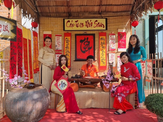 Hình ảnh Hà Nội và Sài Gòn xưa được tái hiện tại phố ông đồ, với thầy đồ khoan thai phóng bút cho chữ thư pháp nhìn cổ kính, đậm văn hóa dân tộc. Ảnh: Cáp treo Núi Sam