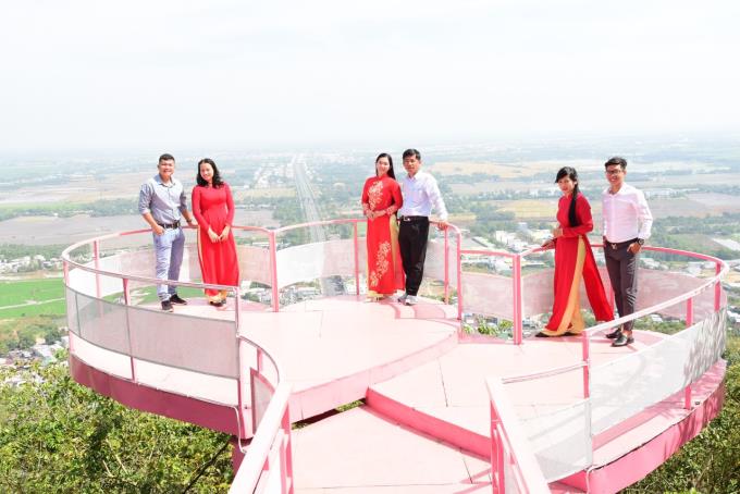 Nhiều bạn trẻ tham quan không khí lễ hội xuân lần đầu được tổ chức tại TP Châu Đốc. Điểm check in Cầu Trái tim   Ảnh: Cáp treo Núi Sam