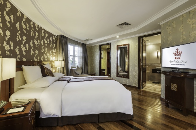 Phòng ngủ đầy đủ tiện nghi tại khách sạn 5 sao Rex Sài Gòn. Ảnh: Saigontourist Group