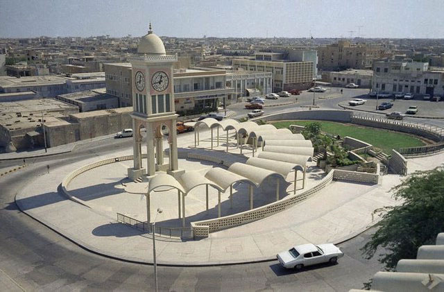 Đây là tháp đồng hồ ở trung tâm công nghiệp của Doha vào năm 1971.