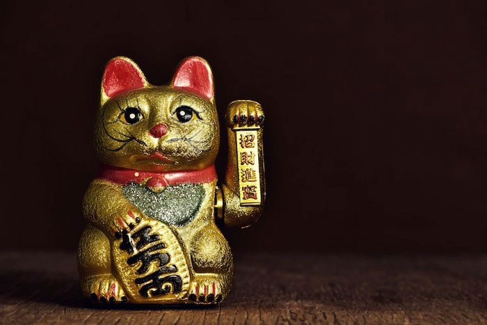 Maneki-neko thường được trưng bày ở lối vào của các cơ sở kinh doanh.