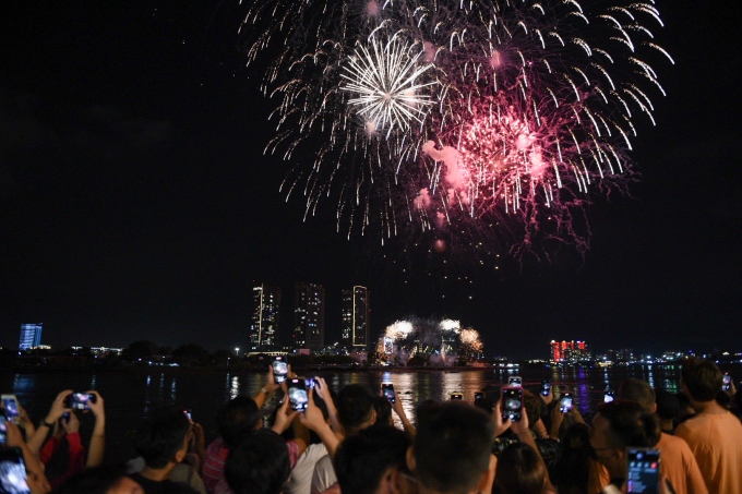 Người dân TP HCM xem bắn pháo hoa tại công viên bến Bạch Đằng. Ảnh: Nhật Thực