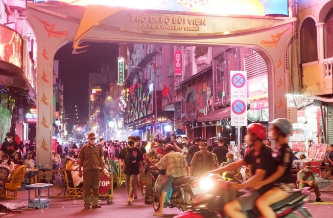 Phố Tây Bùi Viện đêm 31/12/2021. Ảnh: Vi Yến