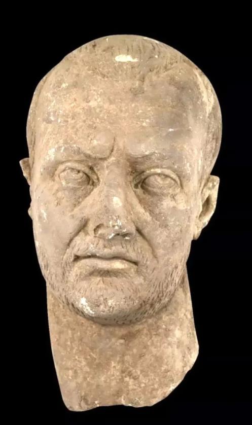 Các quy trình thăm dò, phân tích khảo cổ học chuyên sâu hơn cho thấy, đó là một chiếc đầu bằng đá cẩm thạch, ước tính có niên đại khoảng cuối thế kỷ thứ 3 Sau Công Nguyên. Ảnh: @Bảo Tàng Cổ Vật Thổ Nhĩ Kỳ.