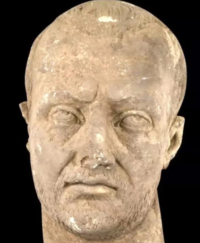 Bức tượng này được cho là mô tả một vị hoàng đế La Mã, nó có thể đại diện cho Hoàng đế Gallienus hoặc Hoàng đế Claudius II Gothicus, cả hai đều cai trị trong thời kỳ hỗn loạn được gọi là Khủng hoảng Thế kỷ thứ 3. Khoảng thời gian này phù hợp với sự bất ổn chính trị và những chuyển đổi nghệ thuật được phản ánh qua phong cách vừa hiện thực, vừa giàu tính biểu cảm của bức tượng. Ảnh: @Bảo Tàng Cổ Vật Thổ Nhĩ Kỳ.