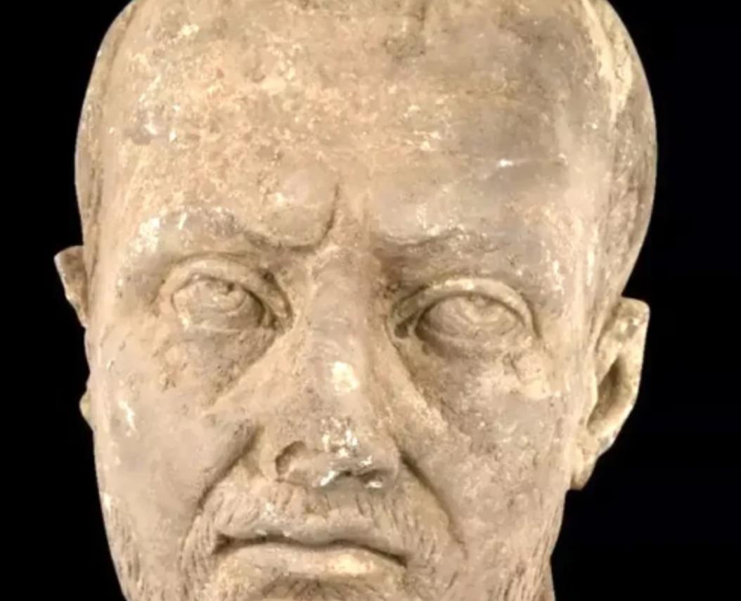 Bức chân dung này là minh chứng cho chủ nghĩa chân thực (verism), một truyền thống nghệ thuật La Mã nhấn mạnh các chi tiết siêu thực như nếp nhăn sâu trên trán, nếp nhăn rõ rệt trên má và đôi môi nhăn nheo. Những đặc điểm này tượng trưng cho trí tuệ và uy quyền. Đồng thời, chiếc cổ hơi nghiêng và ánh mắt hướng nội của bức tượng cho thấy ảnh hưởng lâu dài của nghệ thuật Hy Lạp cổ đại, nó đã truyền vào tác phẩm điêu khắc với chiều sâu cảm xúc và tính nhân văn. Ảnh: @Bảo Tàng Cổ Vật Thổ Nhĩ Kỳ.