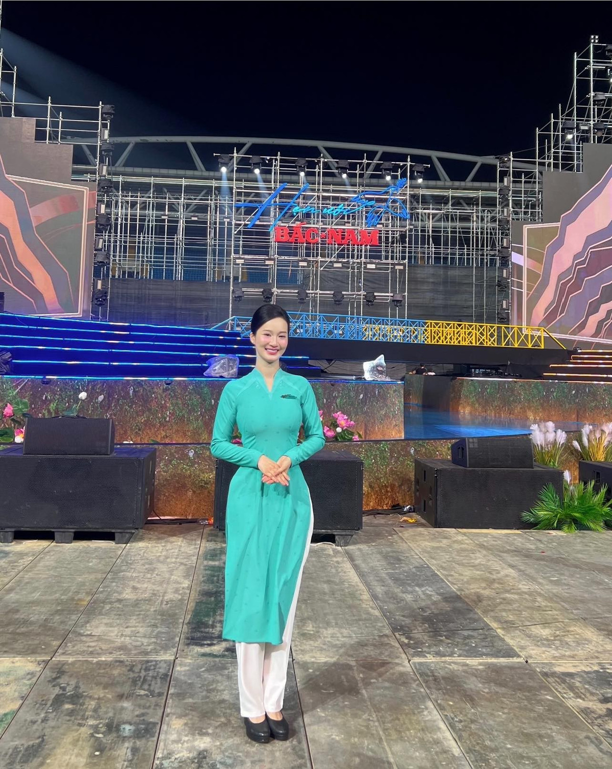 Những ngày vừa qua, một đoạn video ghi lại hình ảnh nữ tiếp viên xinh đẹp đang làm công việc của mình thu hút hàng triệu lượt xem. Theo đó, đoạn video là trên chuyến bay từ Hà Nội vào Đà Nẵng cho thấy nữ tiếp viên Hồng Ngọc đang thực hiện nhiệm vụ quen thuộc - hướng dẫn hành khách về các quy định an toàn trước khi máy bay cất cánh. Trong bộ áo dài màu xanh truyền thống của Vietnam Airlines, cô đang chỉ dẫn các lối thoát hiểm trong khoang máy bay một cách chuyên nghiệp.