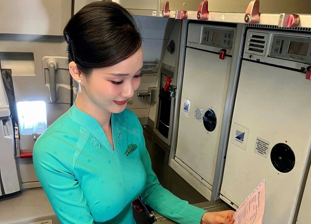 Nữ hành khách - người đã quay video và không ngần ngại dành lời khen: "Chị xinh đẹp quá!". Hồng Ngọc đáp lại bằng nụ cười thân thiện, tạo nên khoảnh khắc ấm áp khiến video nhanh chóng lan truyền.