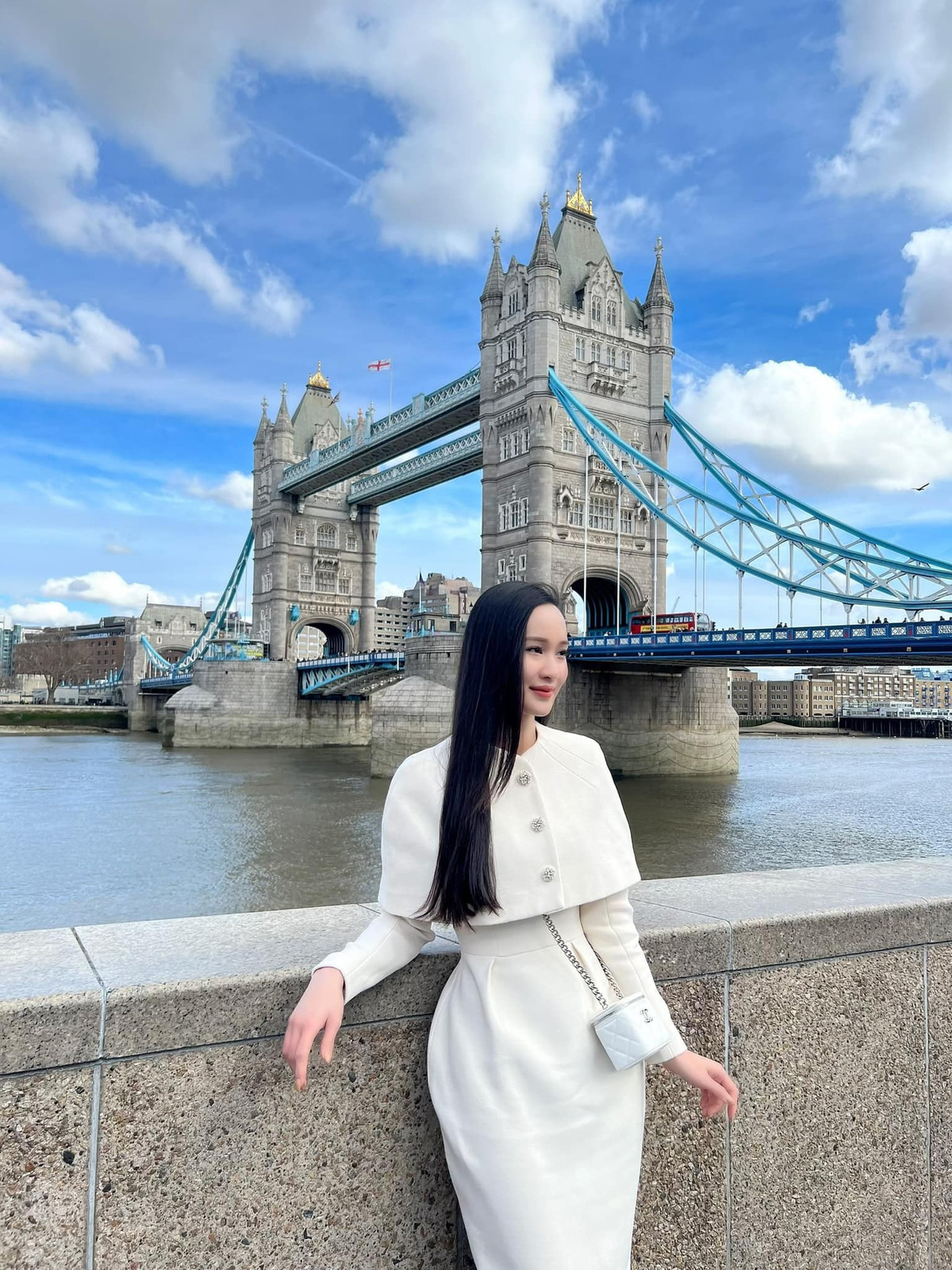 Trên trang cá nhân, cô nàng thường đăng tải những khoảnh khắc đặt chân đến các địa điểm du lịch nổi tiếng khác nhau trên thế giới.