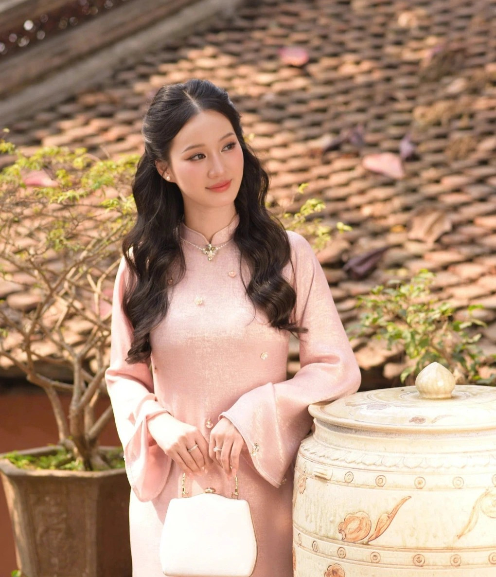 Video thu hút hơn 7 triệu lượt xem cùng hàng nghìn bình luận tích cực. Cư dân mạng không chỉ khen ngợi ngoại hình với "gương mặt thanh tú, nụ cười có duyên" mà còn đánh giá cao thái độ chuyên nghiệp của nữ tiếp viên.