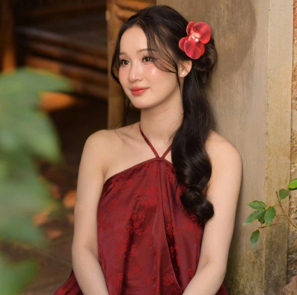 "Tiếp viên hàng không đã trải qua quá trình tuyển chọn rất gắt gao nên họ không chỉ sở hữu khả năng ngoại ngữ, giao tiếp tốt, mà còn xinh đẹp, duyên dáng", một netizen bình luận.