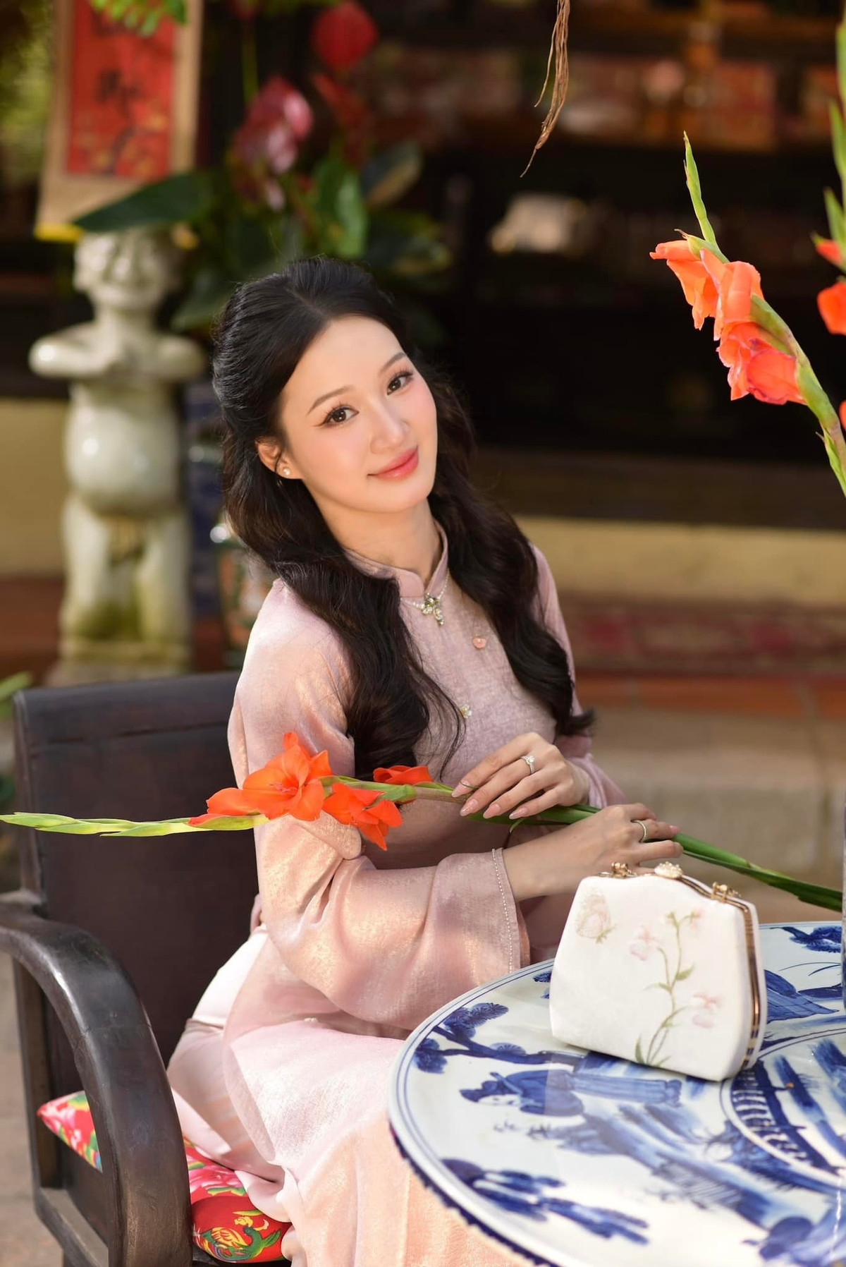 Với 6 năm kinh nghiệm trong nghề, Hồng Ngọc đã trải qua một hành trình dài để thực hiện ước mơ từ thời học cấp 3. Khi còn nhỏ, nhìn thấy các tiếp viên hàng không sải bước tự tin tại sân bay, cô đã ấp ủ ước mơ được khoác lên mình bộ đồng phục chỉn chu.