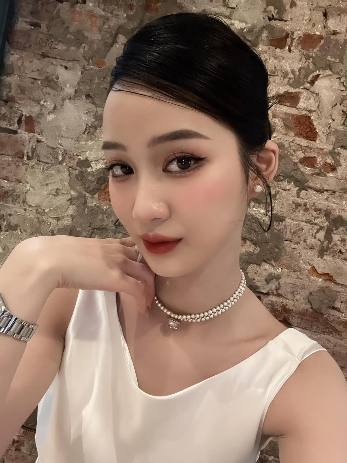 Tuy nhiên, sau khi tốt nghiệp THPT, Hồng Ngọc theo học chuyên ngành kế toán theo định hướng gia đình. Chỉ khi kết thúc 4 năm đại học, cô mới nhận ra đam mê thực sự.