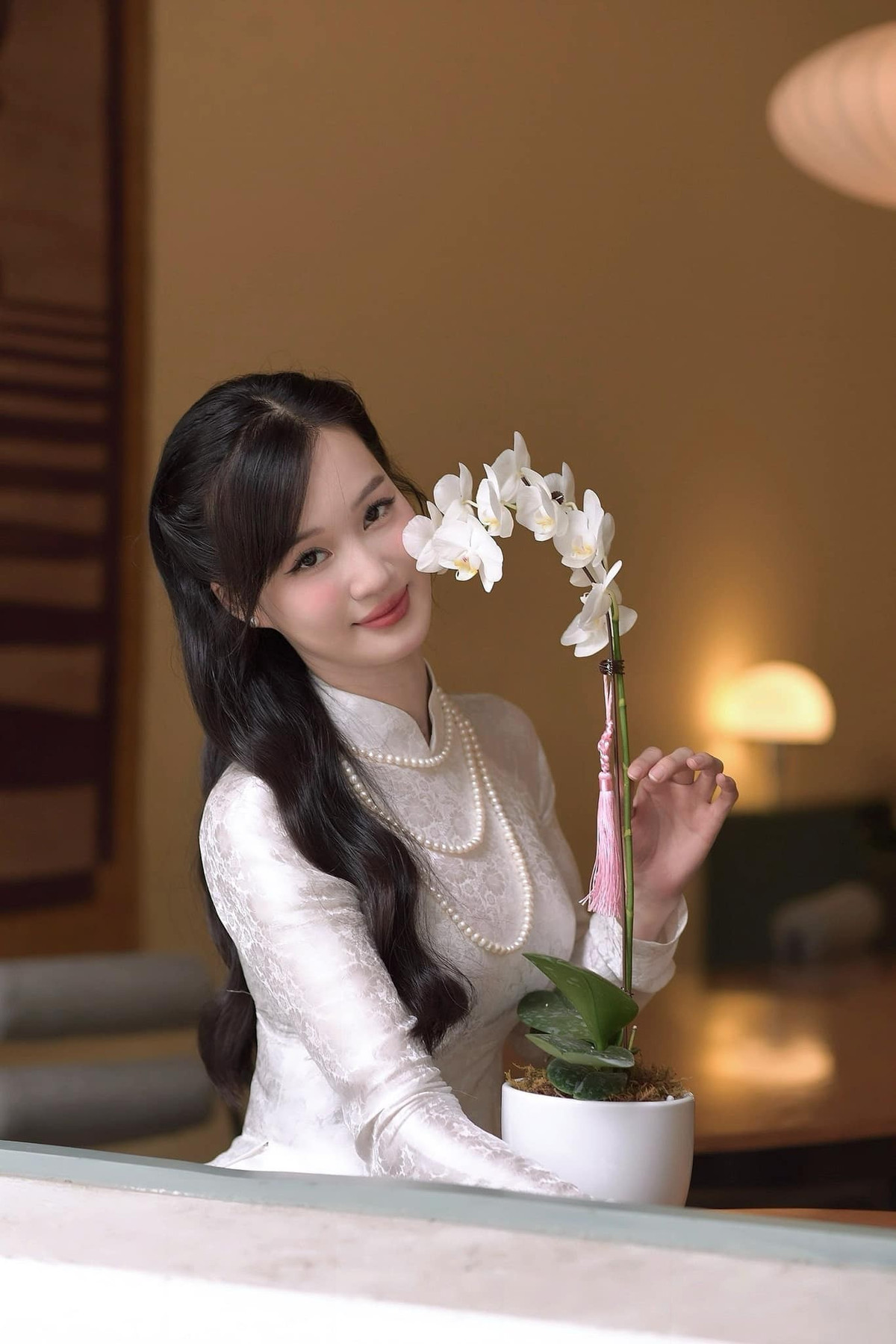 Dù nhiều người gợi ý theo con đường nghệ thuật, người mẫu ảnh với vóc dáng thon gọn và gương mặt thanh tú, Hồng Ngọc khẳng định trước tiên vẫn muốn gắn bó và tập trung cho công việc hiện tại.