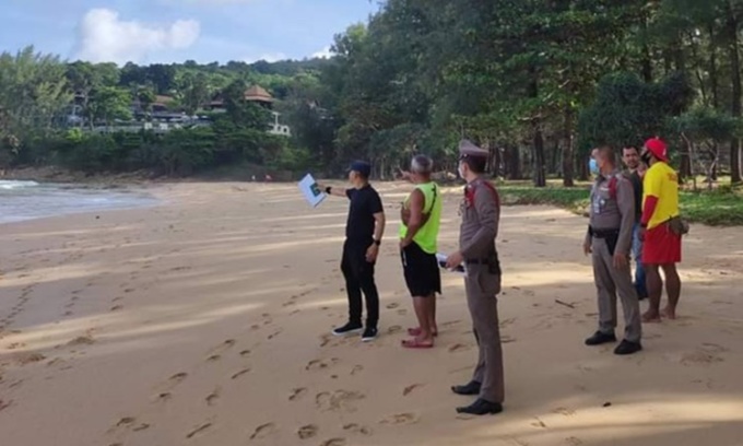Cảnh sát có mặt tại bãi biển Naithon ở Phuket sau khi hai du khách Việt Nam bị đuối nước vào sáng nay. Ảnh: Bangkok Post.