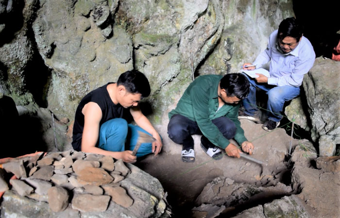 Đào khảo sát hang Thẳm Un 2.
