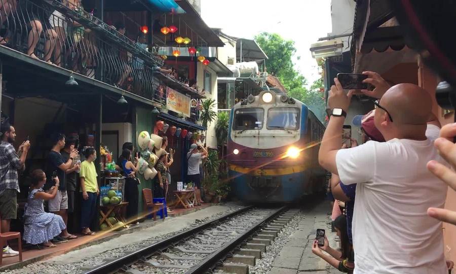 Phố cà phê đường tàu đông đúc ngày cuối tuần